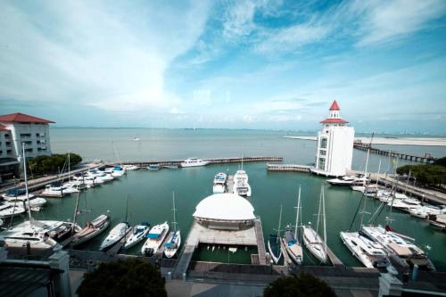 Gallery image of Cozy Straits Quay Marina Suites W balgony and free car park 3B2R in George Town