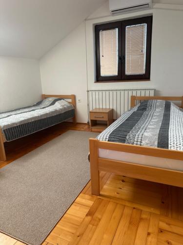 um quarto com 2 camas e um tapete em Green Forest Visoko em Visoko