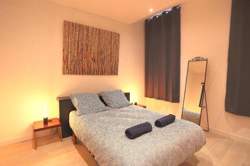 - une chambre avec un lit et un miroir dans l'établissement Atypique T3 Clim 80m2 avec Patio, à Marseille
