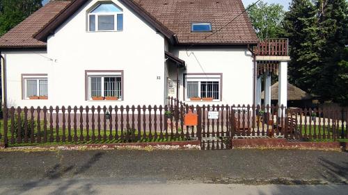 Gallery image of Gyöngyike Apartmanház Vonyarcvashegy in Vonyarcvashegy