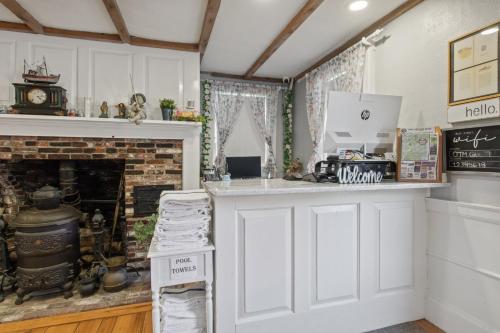 Una cocina o zona de cocina en Olde Tavern Motel and Inn - Cape Cod