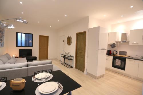 un salon avec un canapé et une table dans l'établissement Atypique T3 Clim 80m2 avec Patio, à Marseille