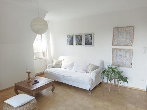 Sala de estar blanca con sofá blanco y mesa en Ferienwohnung am Hafen Bad Bevensen en Bad Bevensen