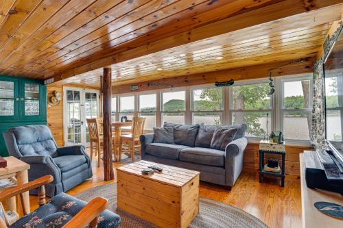 Posezení v ubytování Waterfront Home on Lake Champlain with Dock and Kayaks