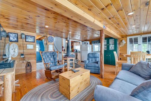 Posezení v ubytování Waterfront Home on Lake Champlain with Dock and Kayaks