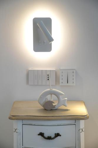 a light on top of a table with a bowl on it at Donna Adriana Rooms in Agropoli