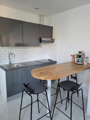 Dapur atau dapur kecil di Maisonnette avec jardin piscine non accessible