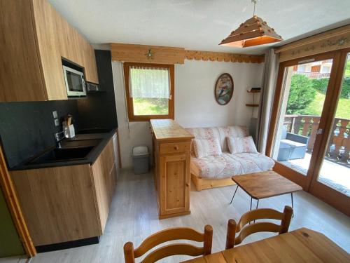 un salon avec un canapé et une table dans l'établissement Appartement cosy avec balcon, WIFI et parking à Châtel - FR-1-693-80, à Châtel