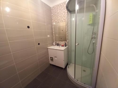 a bathroom with a shower and a sink at Casa Kunkapi in Portimão