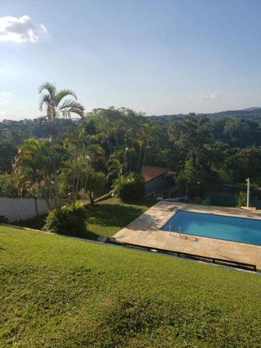 a house with a swimming pool in a yard at Chácara, próx a SP, com WI-FI e uma vista incrível in São Roque