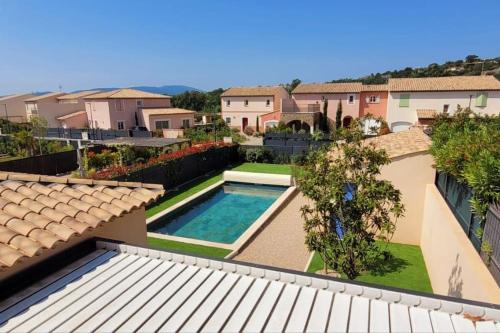 une vue aérienne d'une maison avec piscine dans l'établissement 300 M de la plage, piscine Clim, wifi, à Grimaud