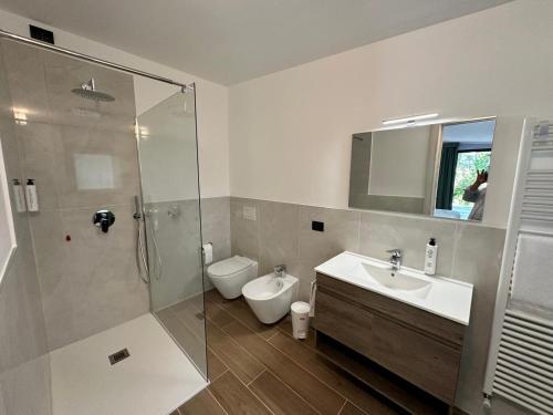 ein Bad mit einer Dusche, einem Waschbecken und einem WC in der Unterkunft Locanda dell'Oca Bianca in Como