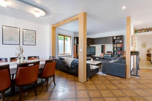 un salon avec un canapé et une table dans l'établissement La Charmante - 4bdr - Barbecue - Disney & Paris, à Lagny-sur-Marne