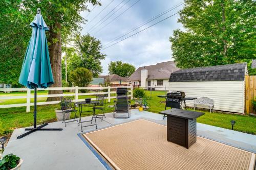 Κήπος έξω από το Charming St James Home Near Maramec Spring Park!
