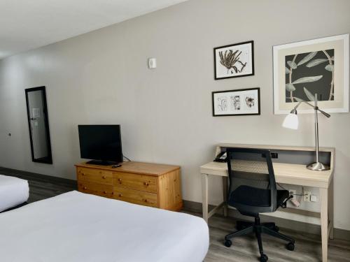 una camera con letto e scrivania con computer di Country Inn & Suites by Radisson, Tucson Airport, AZ a Tucson