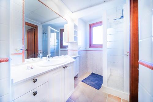 biała łazienka z umywalką i prysznicem w obiekcie Apartamento Boho, Punta Prima, Panorama Park,close to the beach plus 2 beautiful swimming pools w mieście Punta Prima