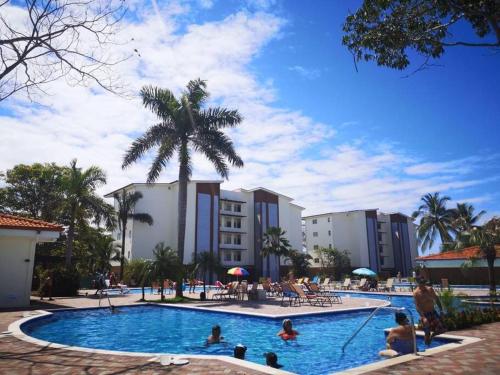 Kolam renang di atau dekat dengan Casa Las Palmas Playa Bejuco