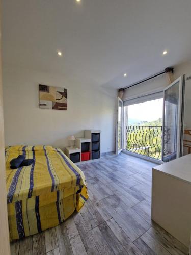 - une chambre avec un lit et une grande porte coulissante en verre dans l'établissement MAGNIFIQUE VILLA PISCINE PROCHE NICE, à La Trinité