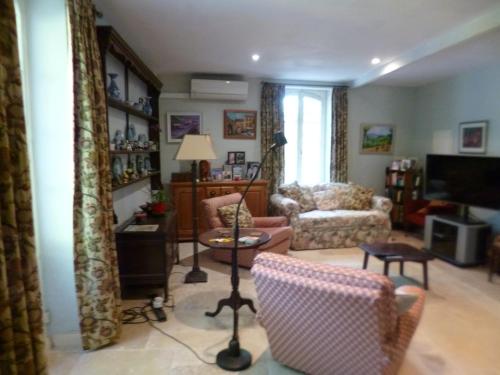 un salon avec un canapé et une chaise dans l'établissement The Cottage, à Loubès-Bernac