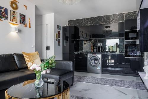 un salon avec un canapé et une table dans l'établissement Nuit au musée!, à Saint-Ouen