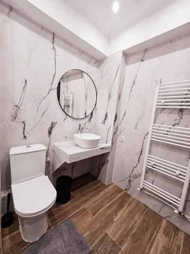 アギオス・ニコラオスにあるSunrise Roomsのトイレ、洗面台、鏡を備えたバスルーム