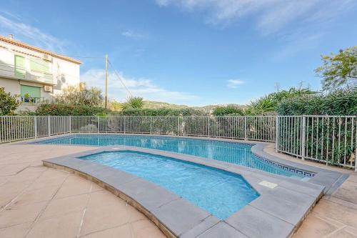 une piscine dans une cour clôturée dans l'établissement Appartement Cannes avec piscine, à Cannes