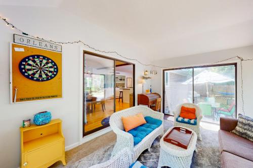 ein Wohnzimmer mit einer Dartscheibe an der Wand in der Unterkunft The Blue Whale Cottage in Brewster