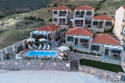 widok z lotu ptaka na dom z basenem w obiekcie Lithoessa Luxury Apartments w mieście Agios Ioannis Kaspaka