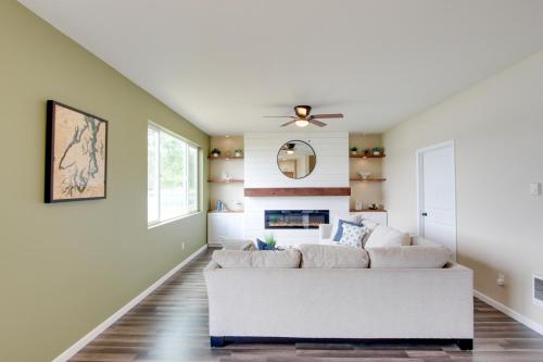 Voodi või voodid majutusasutuse Waterfront Allyn Home with Fire Pit and 2 Kayaks! toas
