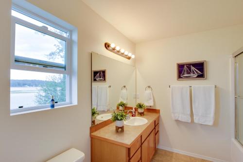 Foto Allynis asuva majutusasutuse Waterfront Allyn Home with Fire Pit and 2 Kayaks! galeriist