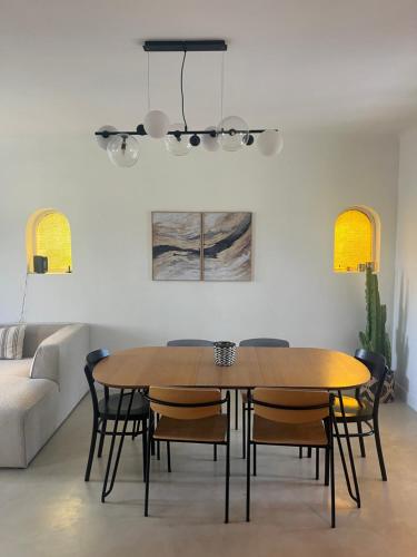 - une salle à manger avec une table et des chaises dans l'établissement Le Verger, à Aix-en-Provence