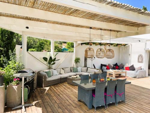 a patio with a couch and a table and chairs at DOMAINE DE LA SOURCO - Villa, Maisons & Chalet, Magnifique Havre De Paix En Provence in Trans-en-Provence