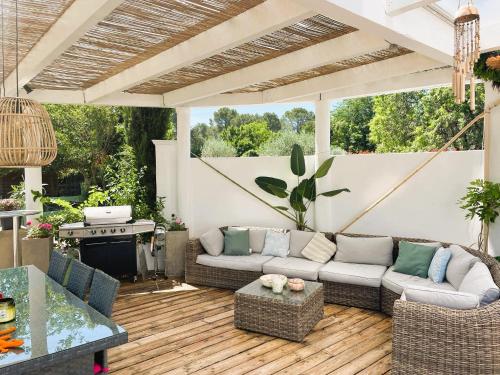 a patio with a couch and a fire place at DOMAINE DE LA SOURCO - Villa, Maisons & Chalet, Magnifique Havre De Paix En Provence in Trans-en-Provence