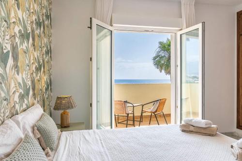 Un dormitorio con una cama y vista al mar. en Villa Panorama, en Manilva