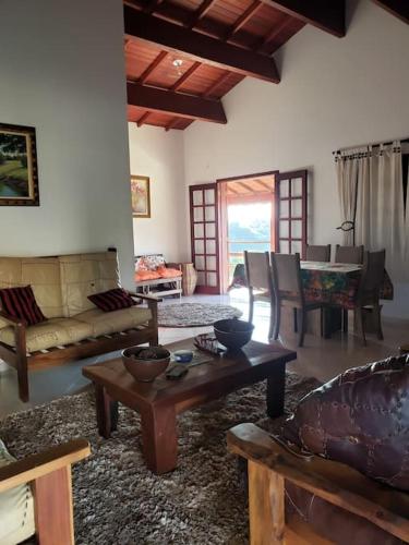 a living room with a couch and a table at Chácara, próx a SP, com WI-FI e uma vista incrível in São Roque