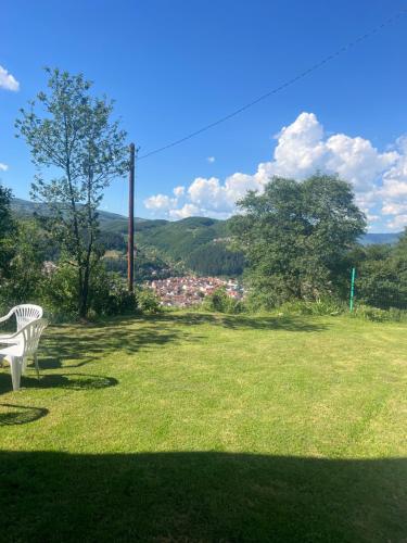 un banco blanco sentado en la parte superior de un campo de hierba en Obrov, en Bijelo Polje