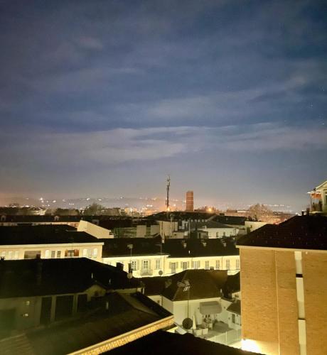 a view of a city at night with buildings at Appartamento Casa Fontana Asti in Asti