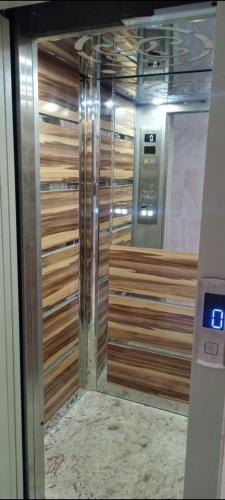 a sliding glass door of a elevator in a building at Résidence Les Deux Mules in Ahfir