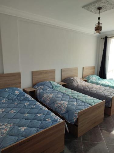 a room with two beds in a room at Résidence Les Deux Mules in Ahfir