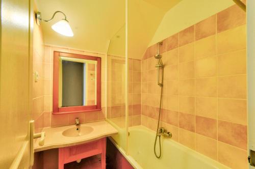une salle de bain avec un lavabo, une baignoire et une douche dans l'établissement La résidence du Lac - maeva Home - Maison 3 pièces 6 personnes - Sélection MAE-4761, à Monflanquin