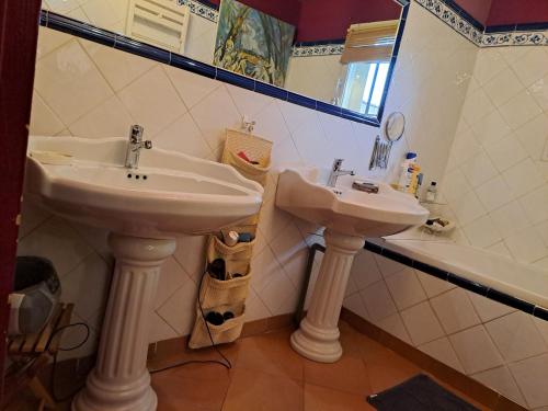 une salle de bain avec deux lavabos et une baignoire dans l'établissement villa provençale, à Arles