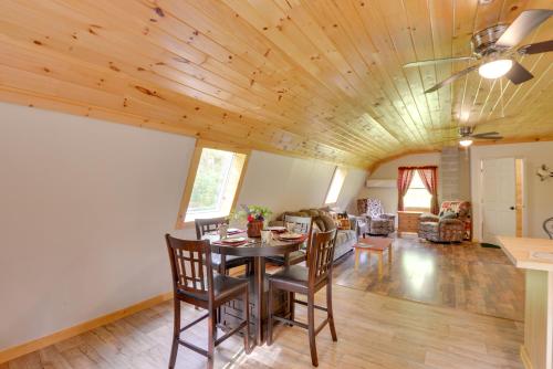 ProspectにあるPet-Friendly Prospect Apartment 7 Mi to Beach!のダイニングルーム、木製の天井のリビングルーム
