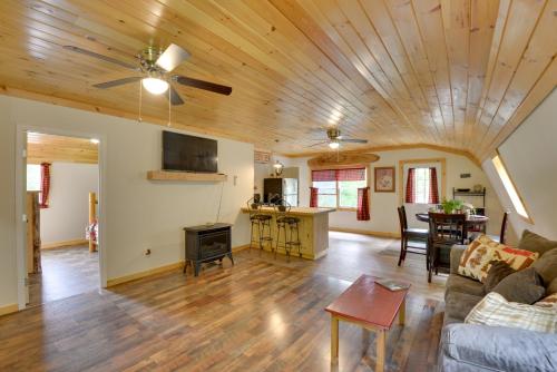 ProspectにあるPet-Friendly Prospect Apartment 7 Mi to Beach!の木製天井のリビングルーム