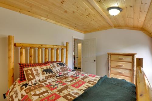 - une chambre avec un lit et un plafond en bois dans l'établissement Pet-Friendly Prospect Apartment 7 Mi to Beach!, 