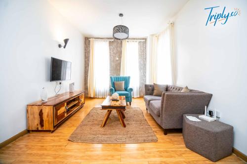 un salon avec un canapé et une table dans l'établissement Soho B21, à Nairobi