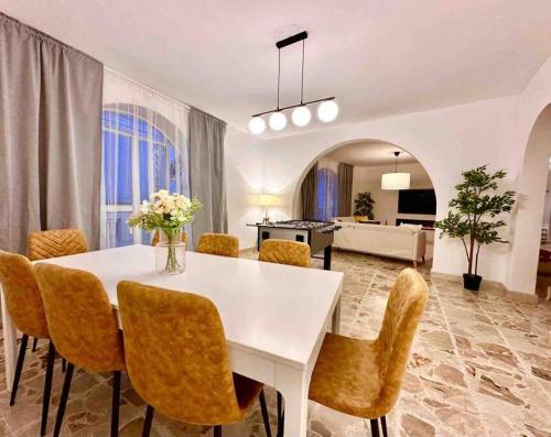 Afbeelding uit fotogalerij van Poolside Paradise Sea View Villa in Is-Swieqi