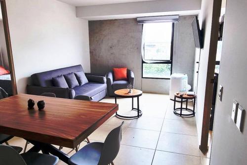 a living room with a table and a couch at Hermoso departamento cerca del Auditorio Telmex in Guadalajara