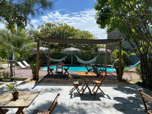 福廷的住宿－Chalés da Cris，一个带桌椅的庭院和一个游泳池