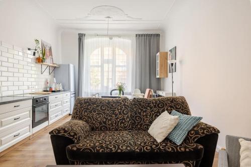 salon z kanapą i kuchnią w obiekcie Apartament ROZETA centrum 6os w mieście Legnica