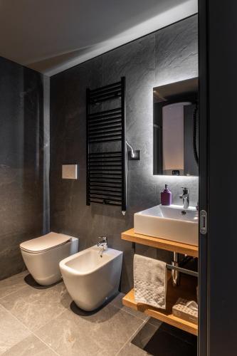 a bathroom with a toilet and a bidet and a sink at Levelup in Treviso